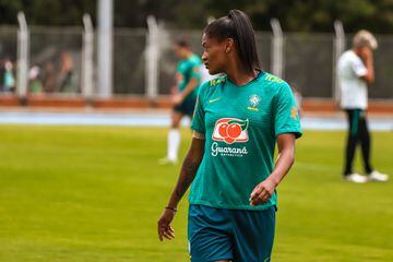 La Selección Femenina de Brasil realizó su primer entrenamiento en Bucaramanga en la cancha de la UIS. Las vigentes campeonas preparan el juego de semifinales de Copa América Femenina ante Paraguay.