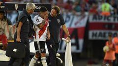 Juan Fernando Quintero se retira lesionado del partido entre River Plate e Independiente por Superliga Argentina.