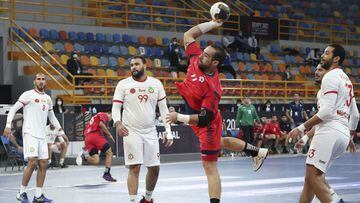 Cairo (Egypt), 24/01/2021.- Chile&#039;s Esteban Salinas (C) in action during the President&#039;s Cup match between Morocco and Chile at the 27th Men&#039;s Handball World Championship in Cairo, Egypt, 24 January 2021. (Balonmano, Egipto, Marruecos) EFE/EPA/Khaled Elfiqi / POOL