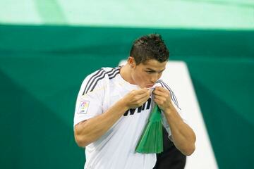 Cristiano Ronaldo besándose el escudo del Real Madrid