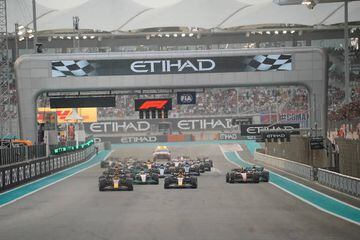 El piloto holandés de Red Bull, Max Verstappen, lidera la salida del Gran Premio de Fórmula Uno de Abu Dabi en el Circuito Yas Marina en la ciudad emiratí de Abu Dabi.