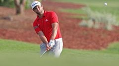 Jon Rahm golpea una bola durante el DP World Tour Golf Championship en el Jumeirah Golf Estates de Dubai.