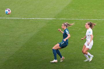 Ella Toone marca el 1-0 para Inglaterra. 
