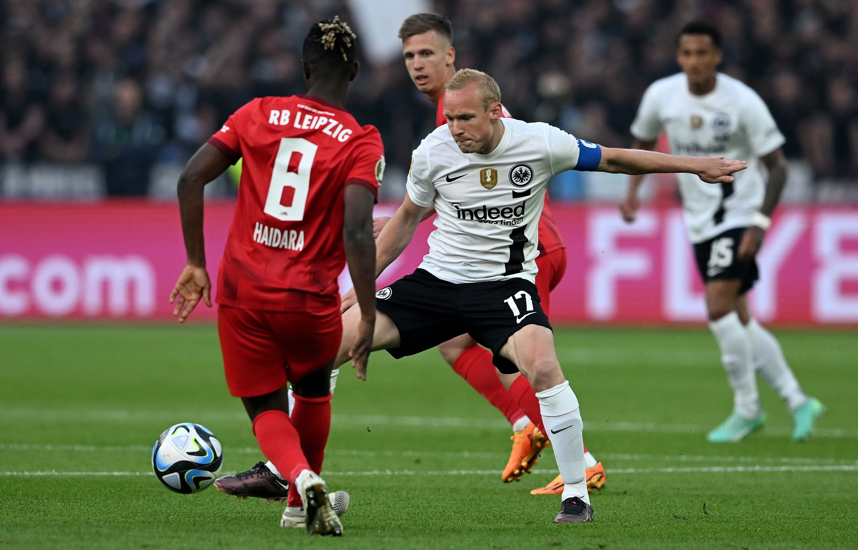 Berlin (Germany), 03/06/2023.- Sebastian Rode of Frankfurt (R) in action with Amadou Haidara of Leipzig (L) during the DFB Pokal cup final soccer match between RB Leipzig and Eintracht Frankfurt, in Berlin, Germany, 03 June 2023. (Alemania) EFE/EPA/FILIP SINGER CONDITIONS - ATTENTION: The DFB regulations prohibit any use of photographs as image sequences and/or quasi-video.
