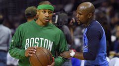 Floyd Mayweather habla con Isaiah Thomas antes de un partido de la NBA de los Boston Celtics.