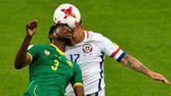 Cameroon&#039;s midfielder Andre Zambo (L) heads the ball with Chile&#039;s defender Gary Medel during the 2017 Confederations Cup group B football match between Cameroon and Chile at the Spartak Stadium in Moscow on June 18, 2017. / AFP PHOTO / Alexander NEMENOV