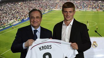 Florentino Pérez y Toni Kroos en la presentación del alemán como jugador del Real Madrid en 2014.