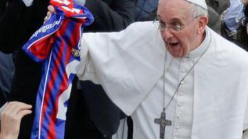 Bergoglio recibió una playera de su equipo, del San Lorenzo