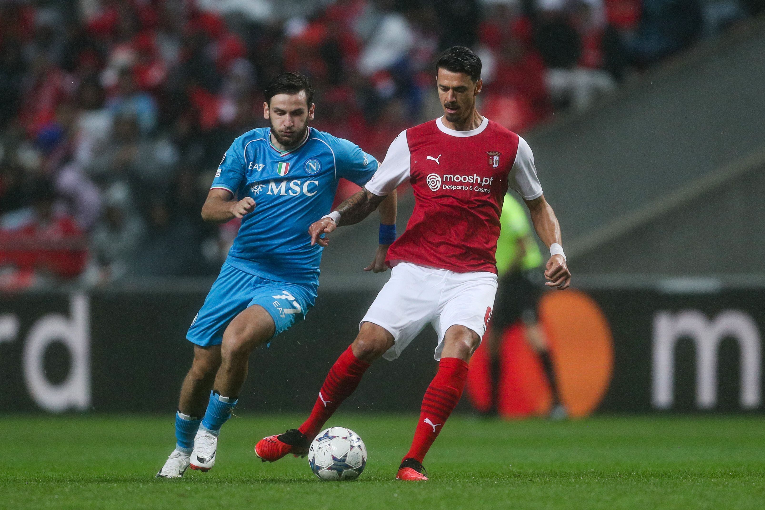 Napoli's Georgian forward #77 Khvicha Kvaratskhelia (L) fights for the ball with Sporting Braga's Portuguese defender #06 Jose Fonte during the UEFA Champions League 1st round day 1 group C football match between SC Braga and Napoli at the Municipal stadium of Braga on September 20, 2023. (Photo by CARLOS COSTA / AFP)