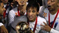 Neymar celebra el título junto a sus compañeros.