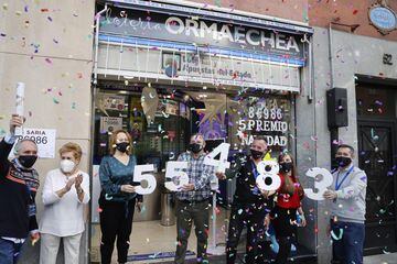 Los loteros de la administración Ormaechea en Bilbao, celebran uno de los quintos premios repartidos con el número 55483.