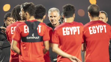 Egypt's head coach Carlos Queiroz talks to his players during a training session at an annex of the Olembe stadium in Yaounde on February 5, 2022 on the eve of the 2021 Africa Cup of Nations (CAN) final football match between Senegal and Egypt. (Photo by Charly TRIBALLEAU / AFP)