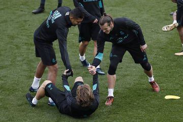 Gareth Bale and Casemiro give Modric a hand in this morning's session in Valdebebas