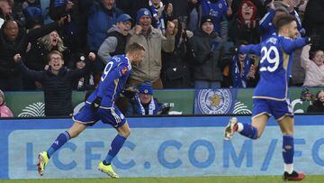 Jamie Vardy comanda a Leicester City en un fin de semana que dejó algunas sorpresas en la Emirates FA Cup. El delantero inglés sigue liderando a los Foxes.