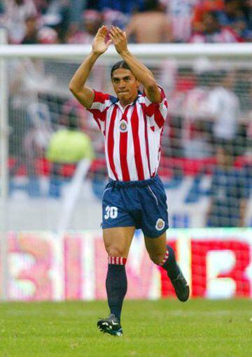 Palencia debutó con el Rebaño Sagrado, después militó en Chivas y luego en Pumas.
