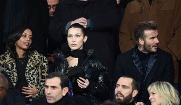 David Beckham y Bella Hadid en el palco del estadio del Parque de los Príncipes durante el partido de octavos de final de la Champions League 2017/2018 entre el PSG y el Real Madrid.