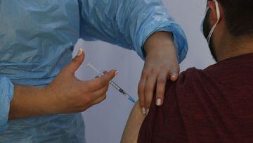 Dosis de refuerzo de vacunación COVID: a quién le corresponde la tercera dosis y qué vacunas se ponen