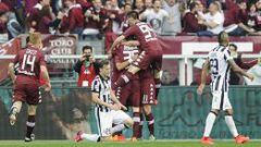 Torino celebra ante el lamento de Vidal. 