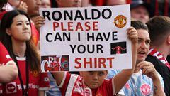 Un aficionado del Manchester United sostiene una pancarta en Old Trafford en la que le pide a Cristiano Ronaldo su camiseta.