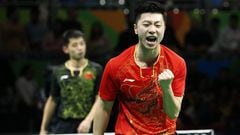 . Rio De Janeiro (Brazil), 11/08/2016.- Long Ma of China celebrates a point against his compatriot Jike Zhang during the men&#039;s singles gold medal match of the Rio 2016 Olympic Games table tennis tournament at the Riocentro in Rio de Janeiro, Brazil, 11 August 2016. (Brasil, Tenis) EFE/EPA/LARRY W. SMITH