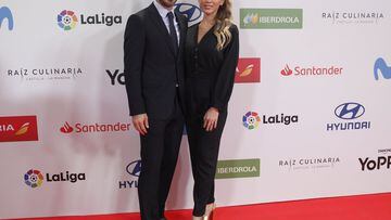 Premio América AS del Deporte. El delantero uruguayo acudió a la gala junto a su esposa, Sofía Balbi. El futbolista del Atlético de Madrid fue premiado por su gran año goleador en el Atlético de Madrid. 