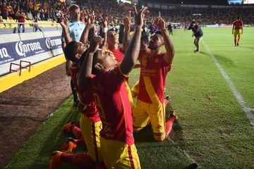 Los jugadores de Morelia celebran el gol del triunfo 2-1 ante Atlas en la jornada 10 del Clausura 2018.