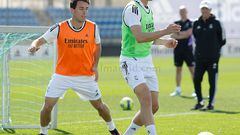 Kroos controla el balón delante de Odriozola en un lance del primer entrenamiento de los blancos en Valdebebas.
