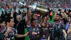 Jhon Arias con el trofeo de la Copa Libertadores ganado con Fluminense.