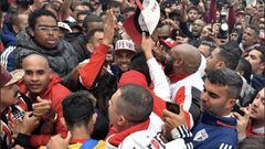 Dani Alves: São Paulo new boy given hero's welcome by fans