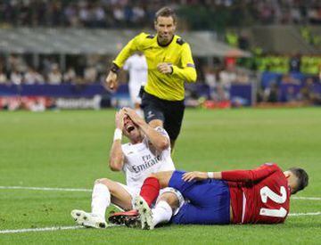 Pepe reacts after clashing with Carrasco as referee Mark Clattenburg looks on. He looks hurt.