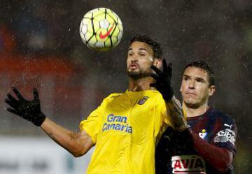 Willian José shields the ball from Ion Ansotegi