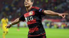 Chicharito celebrando su gran temporada en el Leverkusen