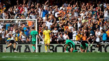 Oblak arenga a sus centrales tras el segundo gol del Valencia en Mestalla.