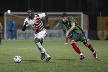 Leo Abena y Santiago Gimenez disputan una pelota en el partido entre Surinam y México en la Concacaf Nations League.