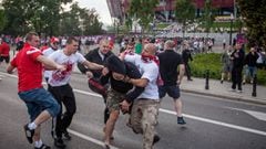 Ultras rusos y polacos, en una pelea durante la Euro de 2016