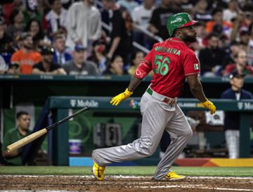 Mexican left fielder Randy Arozarena at the plate during the 2023 World Baseball Classic semifinal against Japan.