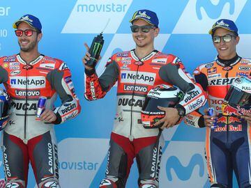 Ducati Team&#039;s Spanish rider Jorge Lorenzo (C) celebrates getting the &#039;pole&#039; position after being first in the MotoGP qualifier of the Aragon Grand Prix, beside second placed Ducati Team&#039;s Italian rider Andrea Dovizioso (L) and third Repsol Honda Team&#039;s Spanish rider Marc Marquez at the Motorland racetrack in Alcaniz, on September 22, 2018 (Photo by JOSE JORDAN / AFP)