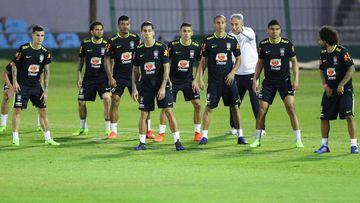 El entrenador Tite comanda un entrenamiento de la selecci&oacute;n brasile&ntilde;a.