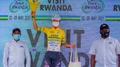 El ciclista colombiano del Androni Giocattoli Santiago Umba posa con el jersey de l&iacute;der tras la segunda etapa del Tour de Ruanda.