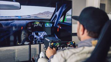 Un piloto de autos juega en un simulador