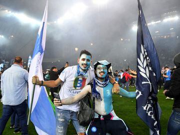 Los aficionados del Nápoles invadieron el campo tras el pitido final para celebrar el tercer título de liga.