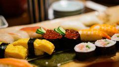 Los platos de sushi pueden tener diversos ingredientes