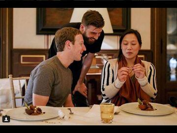 Piqué mantiene una excelente relación con Mark Zuckerberg, el dueño de Facebook, Instagram y Whatsapp. Fue su anfitrión en la visita que Zuckerberg y su mujer hicieron a Barcelona.