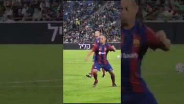 Vídeo: Ronaldinho se quita de encima a un fan con un amague