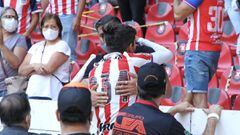Carlos Salcido abraza a su hijo despu&eacute;s de ganar la Final Sub 17 con Chivas
