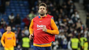 Gerard Piqu&eacute;, jugador del FC Barcelona, calienta antes de un partido.