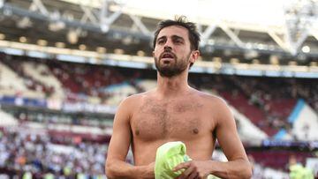 LONDON, ENGLAND - AUGUST 07: Bernardo Silva of Manchester City gives his shirt away following the Premier League match between West Ham United and Manchester City at London Stadium on August 07, 2022 in London, England. (Photo by Harriet Lander/Copa/Getty Images)