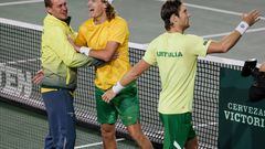 Jugadores de Australia, junto con Hewitt, celebran su victoria en la eliminatoria con Francia de la Davis.