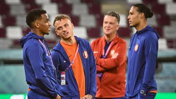 Netherlands' defender Jurrien Timber (L) and Netherlands' forward Noa Lang (2nd L) take part in a walk around the Khalifa international stadium in Doha on November 24, 2022, on the eve of the Qatar 2022 World Cup football match between Netherlands and Ecuador. (Photo by Alberto PIZZOLI / AFP)