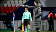 Paris Saint-Germain&#039;s Argentinian head coach Mauricio Pochettino gestures during the French Cup football match between Paris Saint-Germain (PSG) and Nice at the Parc des Princes stadium in Paris on January 31, 2022. (Photo by FRANCK FIFE / AFP)